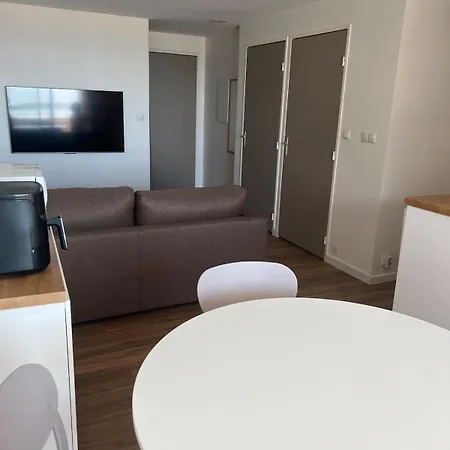 Sea View With Direct Access For 4 People Апартаменты *